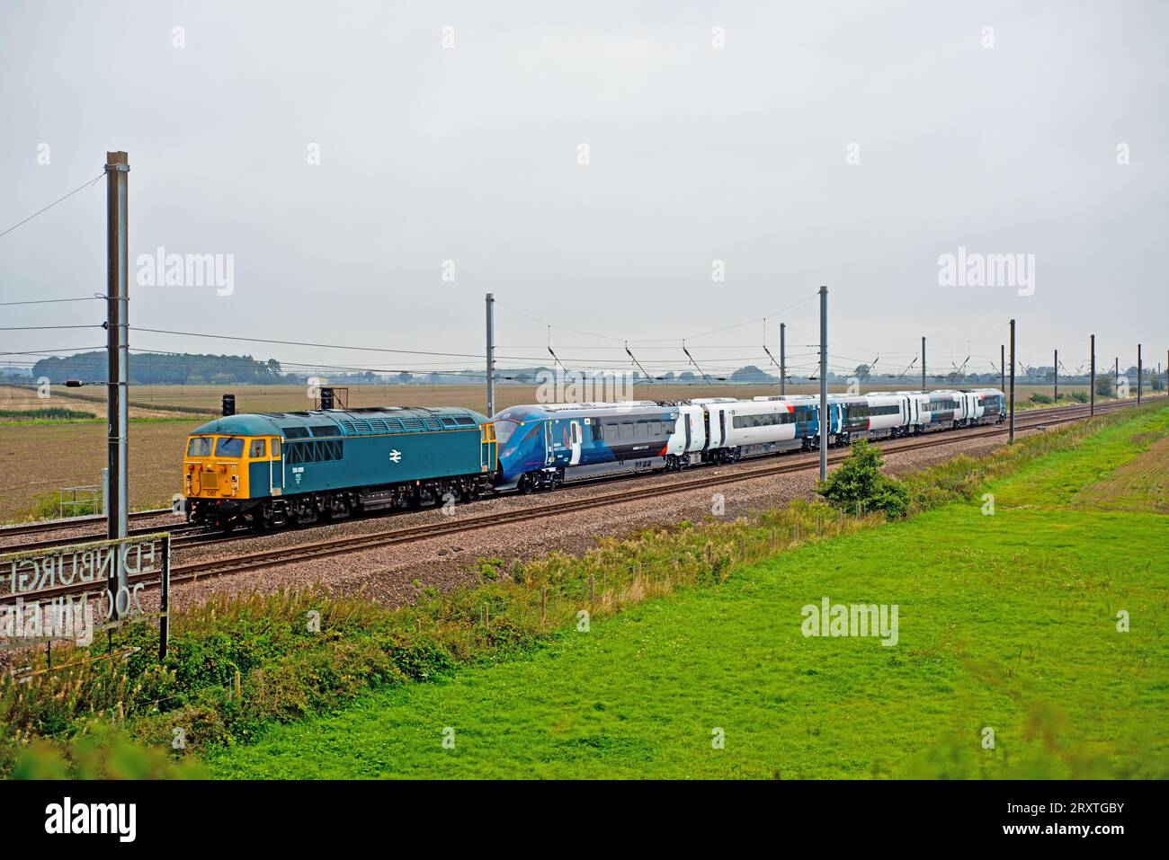 Klasse 56081 in BR Blue Lackierung mit Avanti West Coast Stock, Shipton von Beningborough, North Yorkshire, England 26. September 2023 Stockfoto