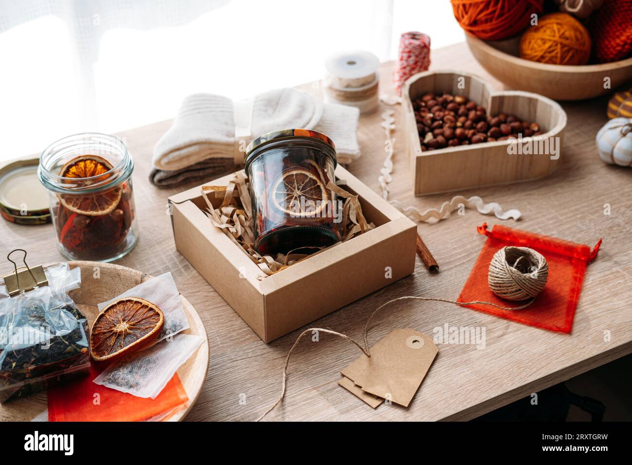 Selbstgemachtes Winter Survival Kit, Geschenk im Glas. Einfaches Winter- und Herbstgeschenk voller gemütlicher und unverzichtbarer Artikel. Mason Jar Geschenke zu Weihnachten und Stockfoto