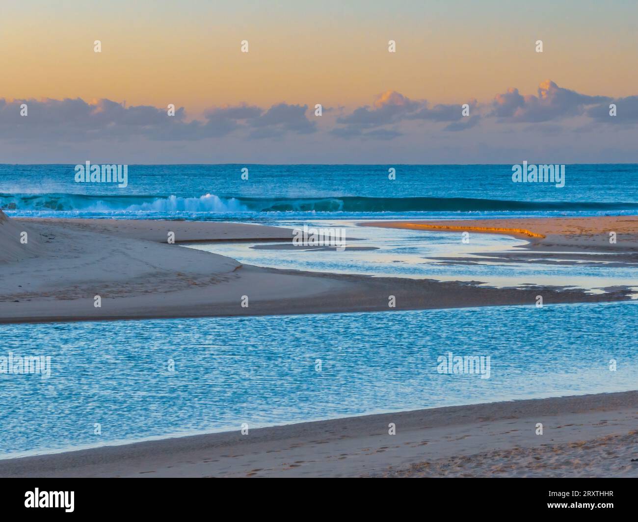 Sonnenaufgang aus der Luft mit der zum Meer offenen Lagune am Wamberal Beach an der Central Coast, NSW, Australien. Stockfoto