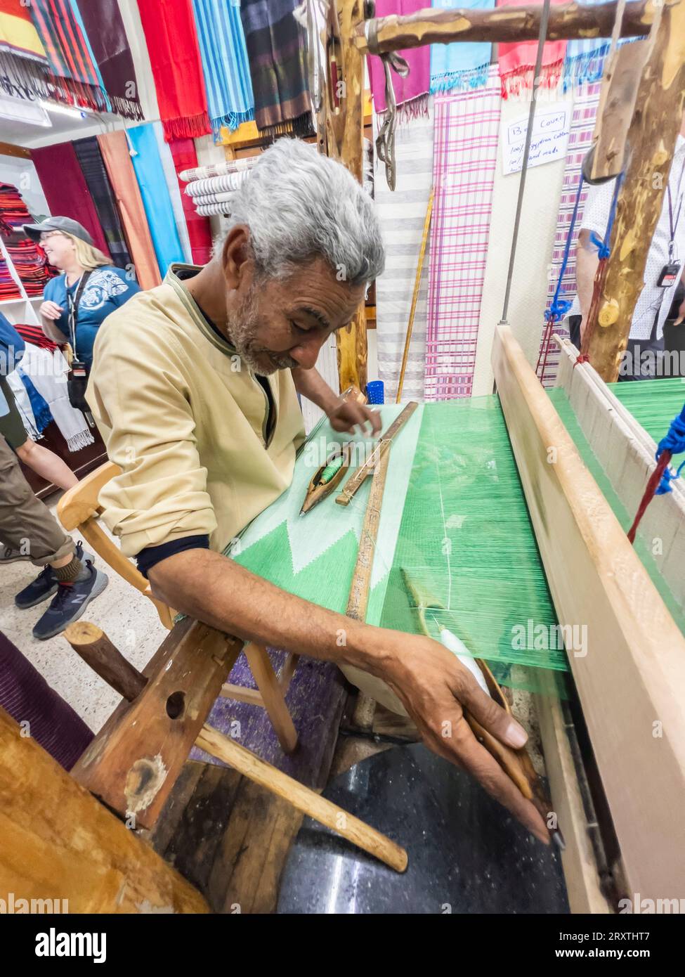 Ägyptischer Mann, der an einem Webstuhl in einem Geschäft am unvollendeten Obelisken in Assuan, Ägypten, Nordafrika, Afrika arbeitet Stockfoto