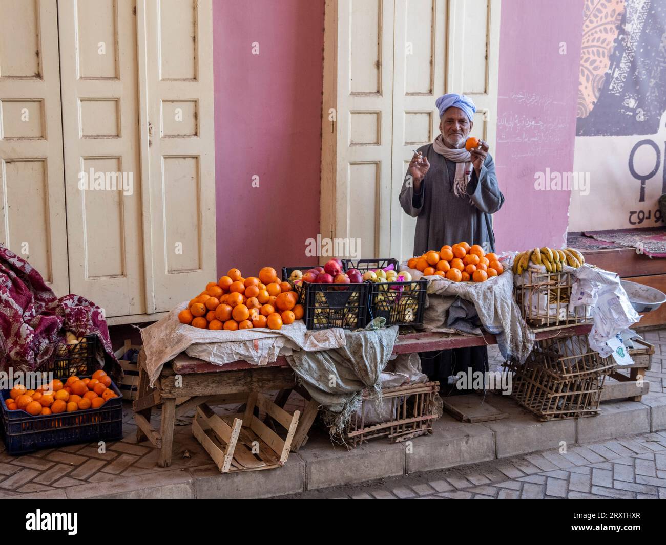 Ein alter ägyptischer Verkäufer mit seinen Waren im Herzen der Stadt Dendera, Ägypten, Nordafrika, Afrika Stockfoto
