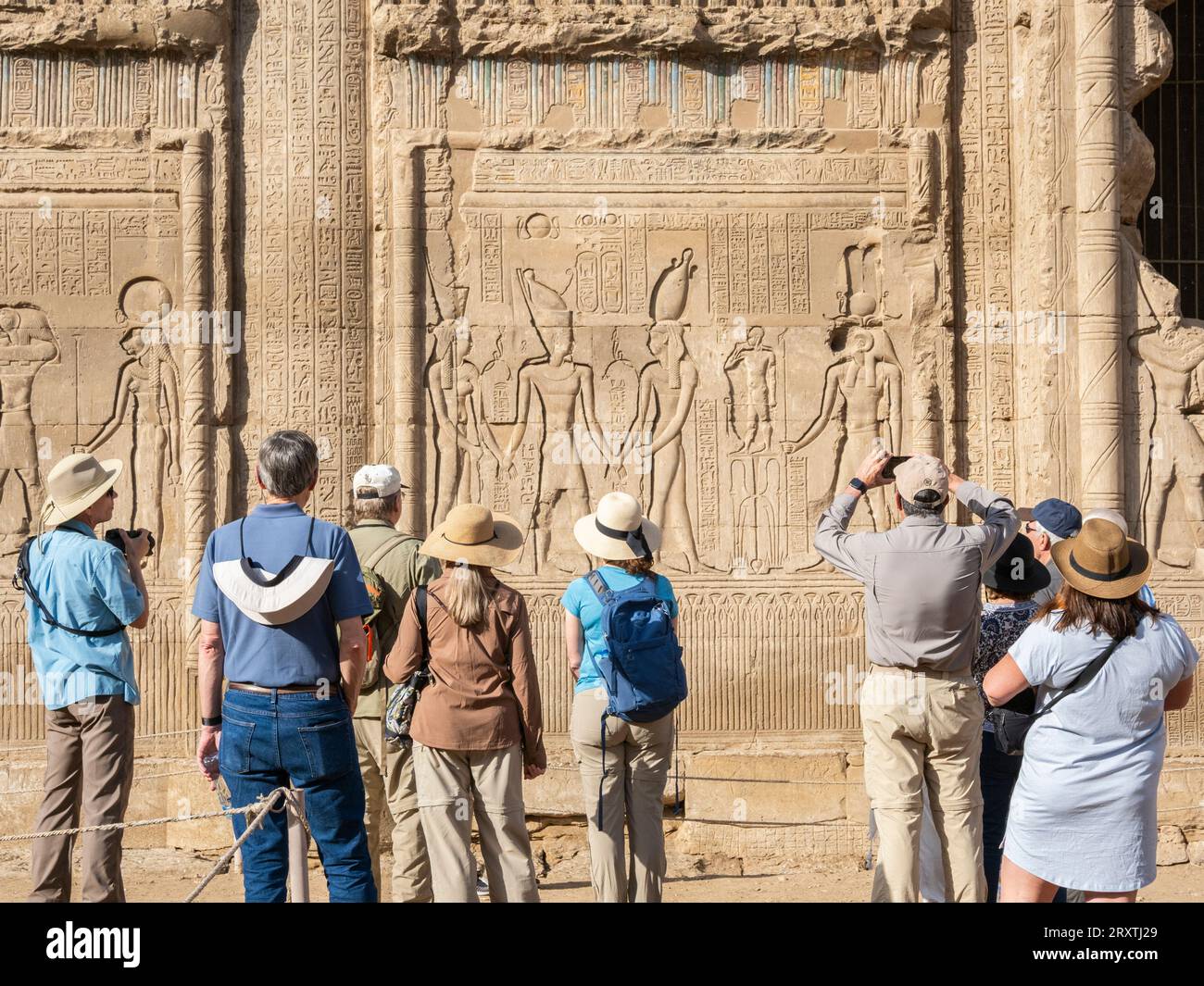 Touristen am Tempel von Hathor, der 54 v. Chr. mit dem Bau begann, Teil des Dendera Temple Complex, Dendera, Ägypten, Nordafrika, Afrika Stockfoto