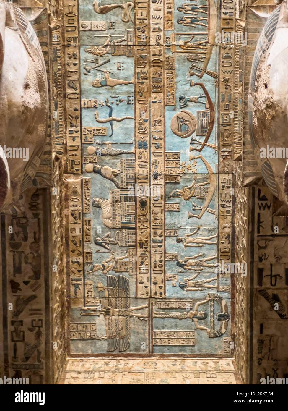 Details der Decke in der Hypostyle Hall, Tempel des Hathor, Dendera Temple Complex, Dendera, Ägypten, Nordafrika, Afrika Stockfoto