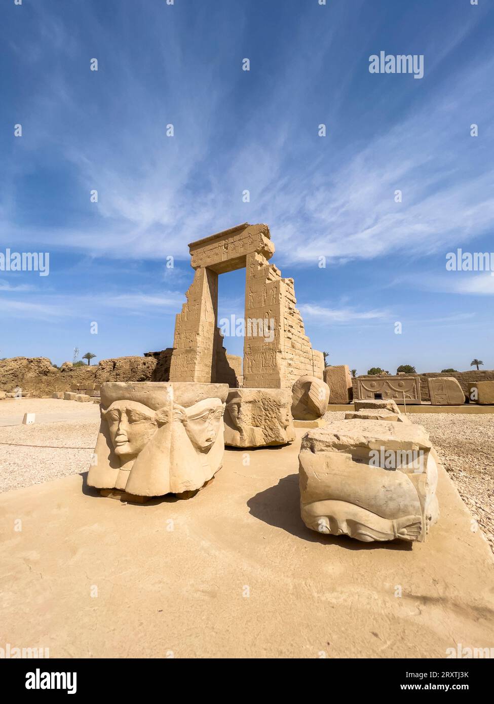 Tor von Domitian und Trajan, Nordeingang des Hathor-Tempels, Dendera-Tempelkomplex, Dendera, Ägypten, Nordafrika, Afrika Stockfoto