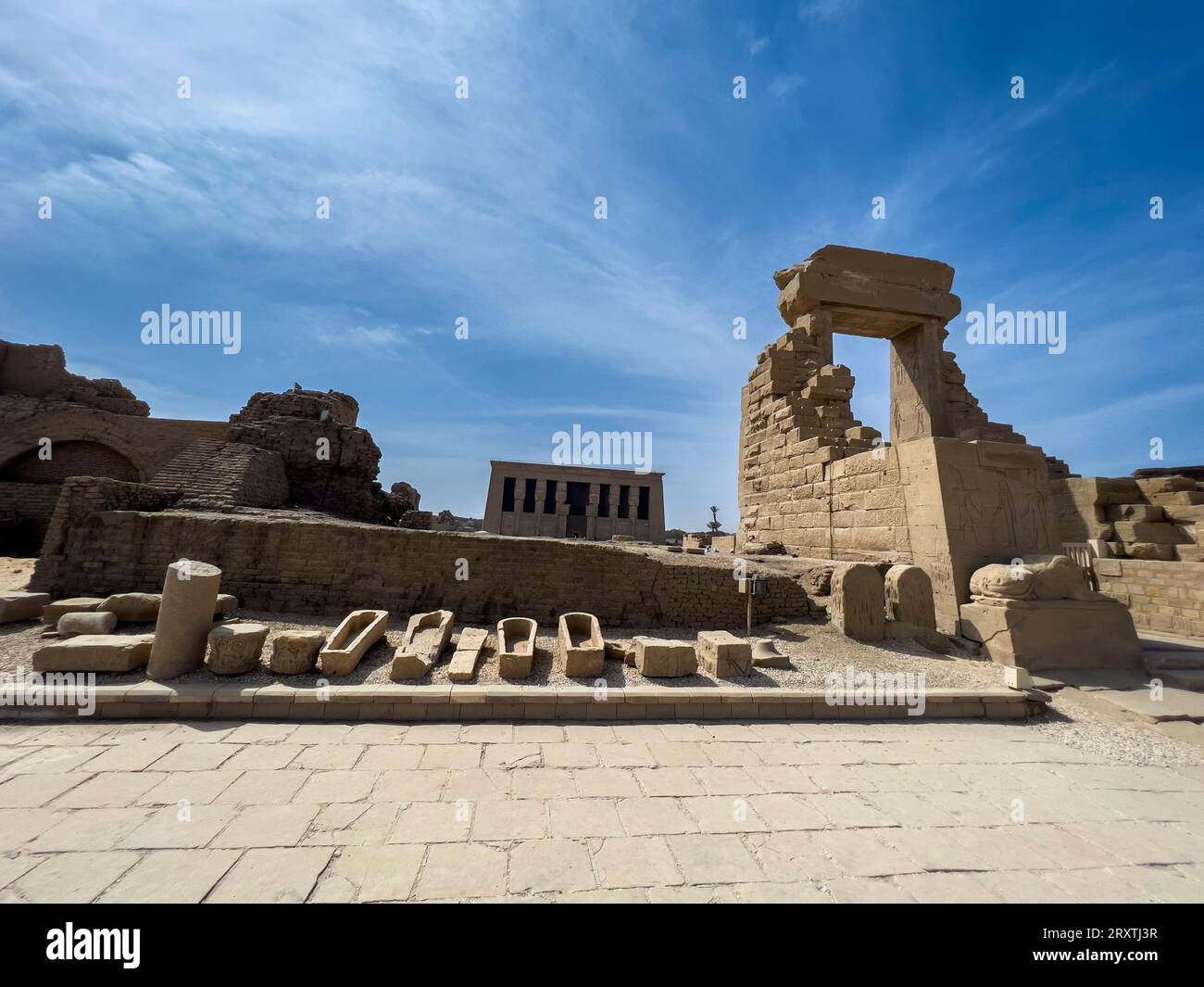 Tor von Domitian und Trajan, Nordeingang des Hathor-Tempels, Dendera-Tempelkomplex, Dendera, Ägypten, Nordafrika, Afrika Stockfoto