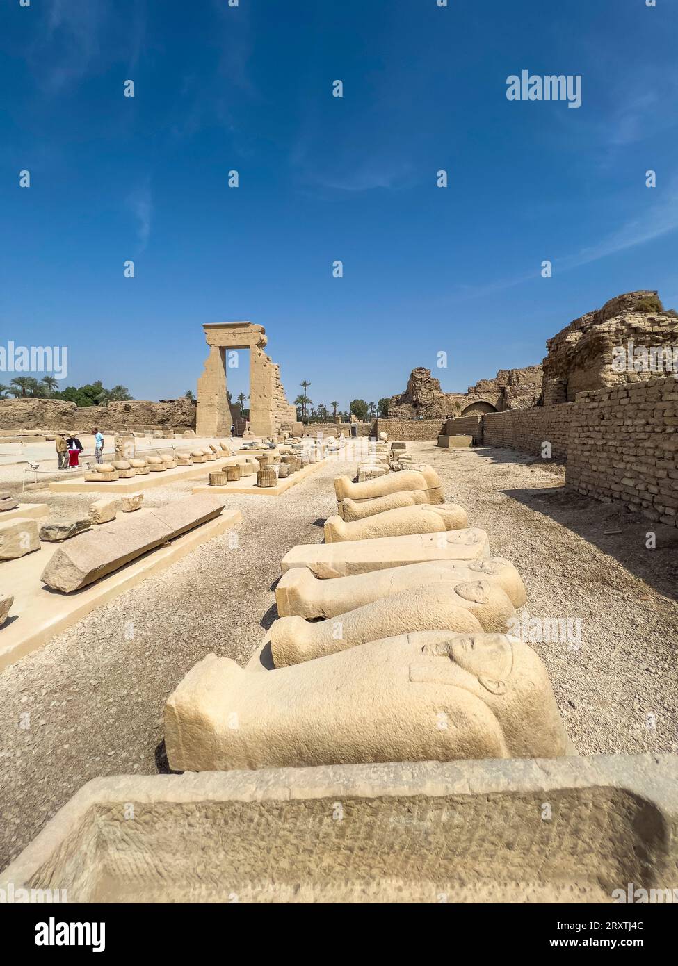 Tor von Domitian und Trajan, Nordeingang des Hathor-Tempels, Dendera-Tempelkomplex, Dendera, Ägypten, Nordafrika, Afrika Stockfoto