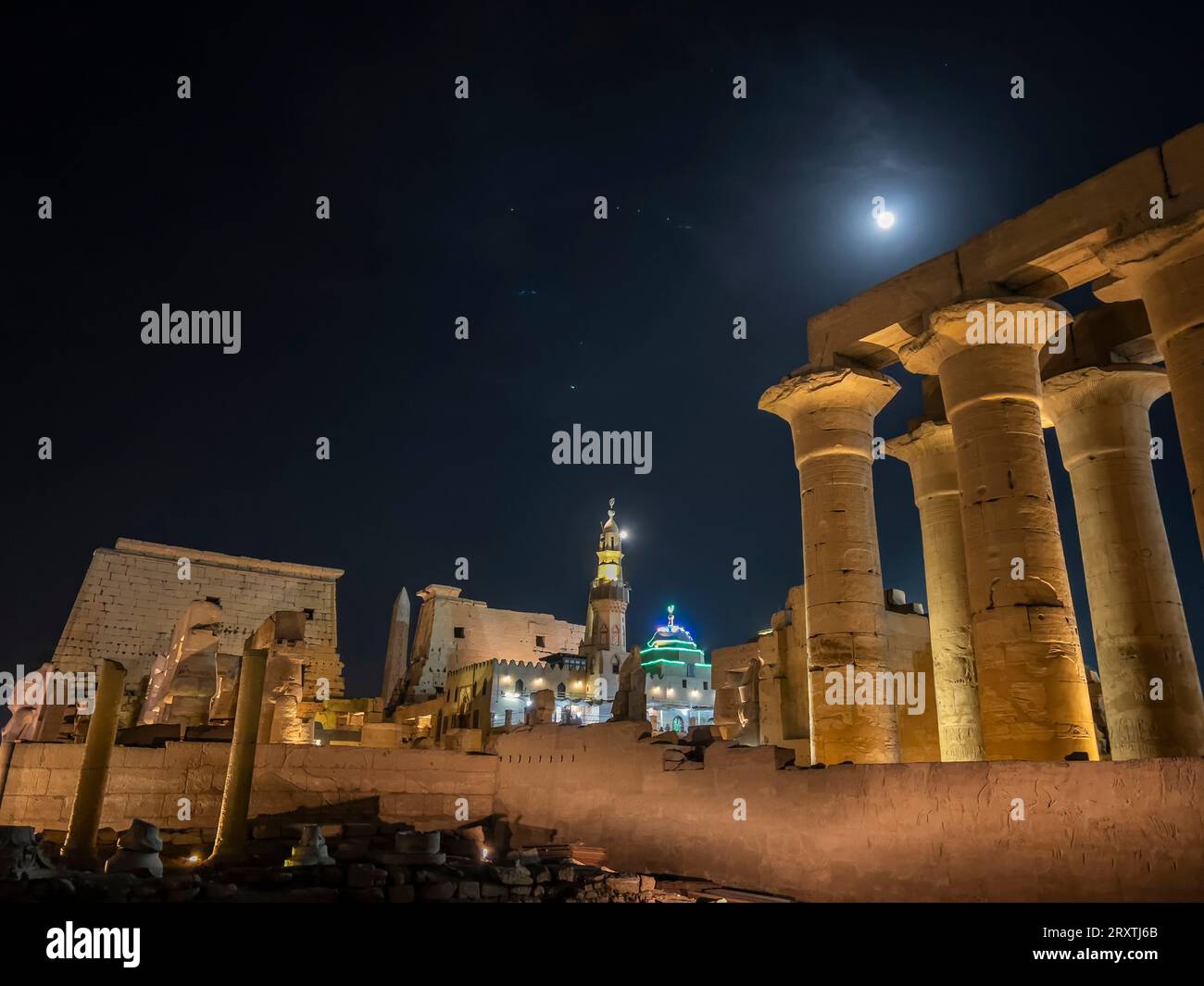 Der Luxor-Tempel bei Nacht, bei Vollmond, wurde um 1400 v. Chr. erbaut, UNESCO-Weltkulturerbe, Luxor, Theben Stockfoto