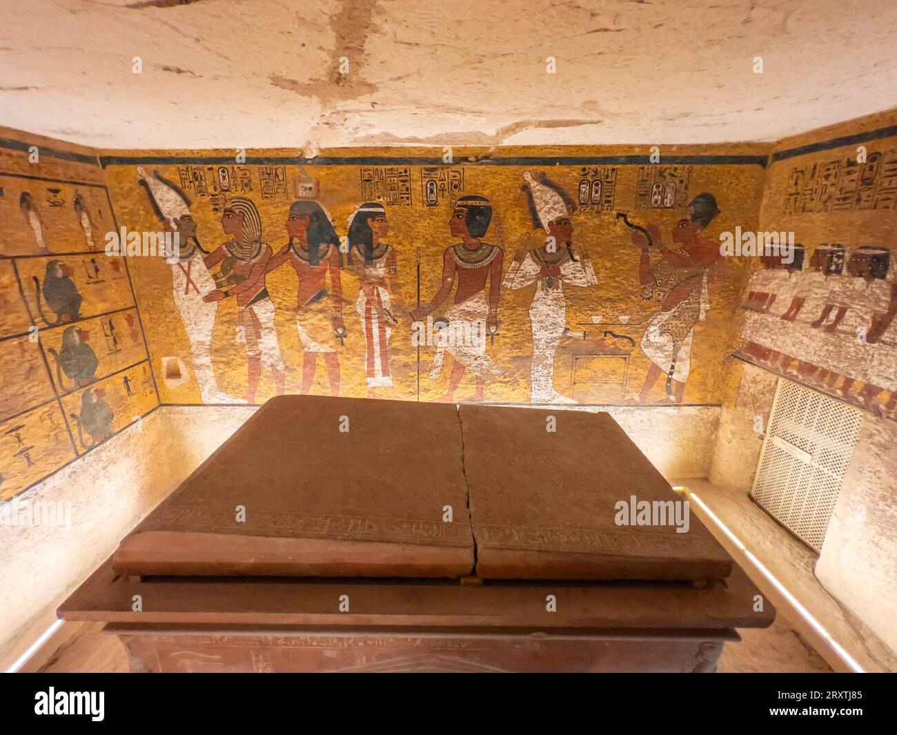 Reliefs und Gemälde im Grab von Tutanchamun, mit seinem Sarkophag im unteren Zentrum, Tal der Könige, UNESCO-Weltkulturerbe, Theben Stockfoto