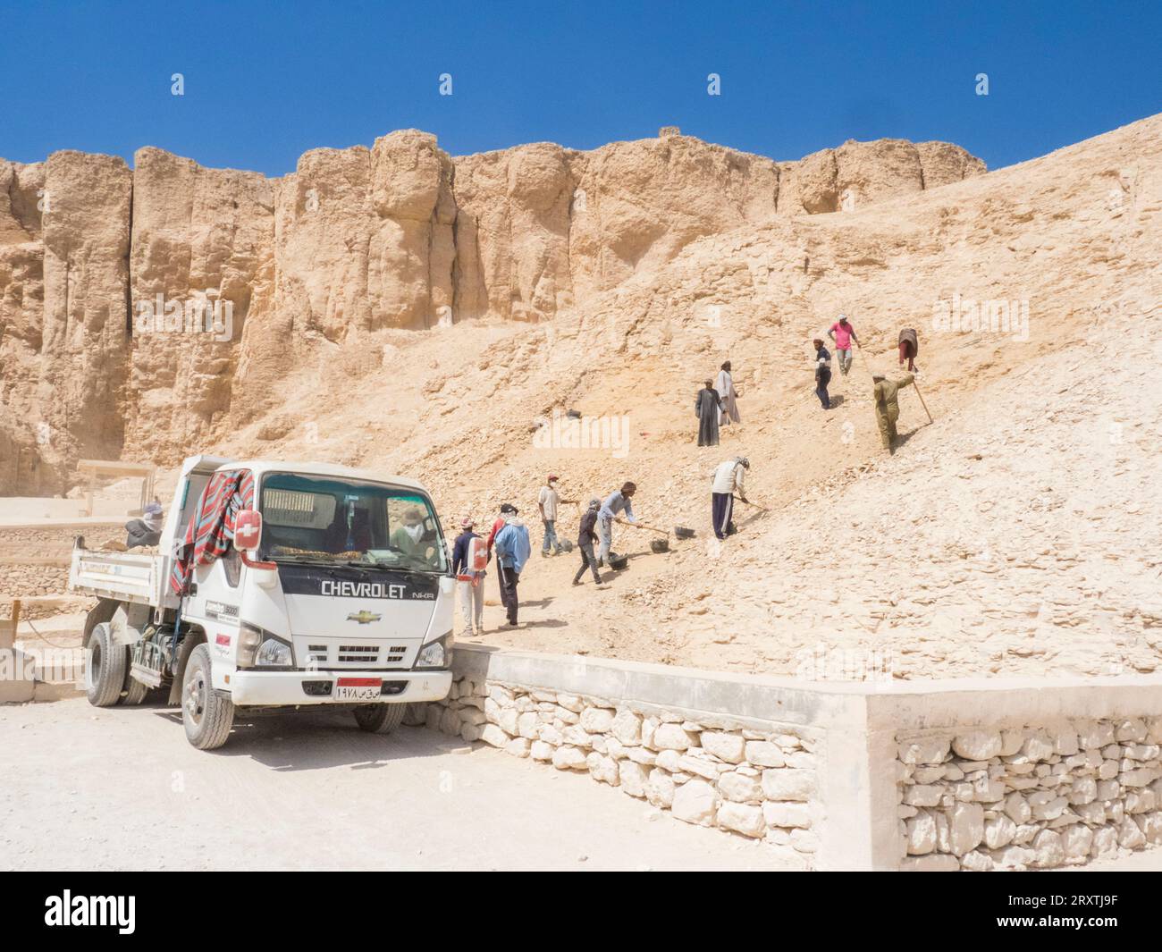 Arbeiter gruben eine neue Stelle im Tal der Könige aus, wo 500 Jahre lang Gräber für Pharaonen, Theben, ausgegraben wurden Stockfoto