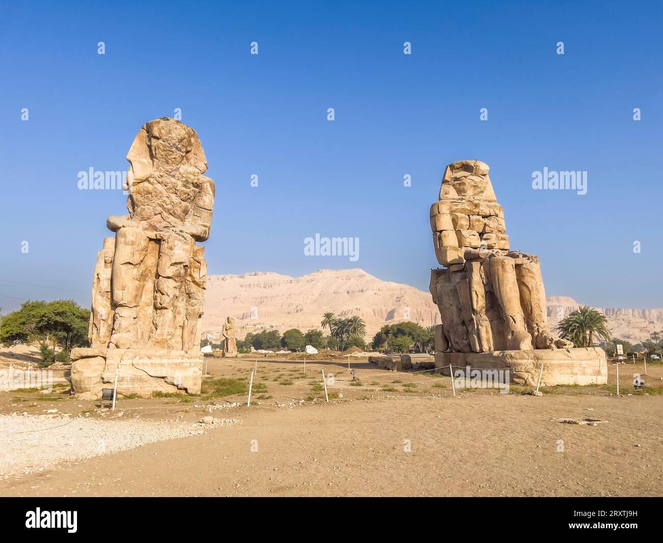Die Memnon-Kolosse sind Statuen in der Nähe des Tals der Könige, wo 500 Jahre lang Felsengräber für Pharaonen ausgegraben wurden Stockfoto