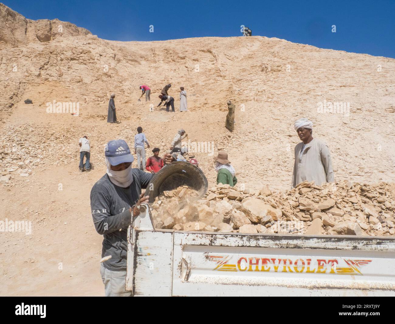 Arbeiter gruben eine neue Stelle im Tal der Könige aus, wo 500 Jahre lang Gräber für Pharaonen, Theben, ausgegraben wurden Stockfoto