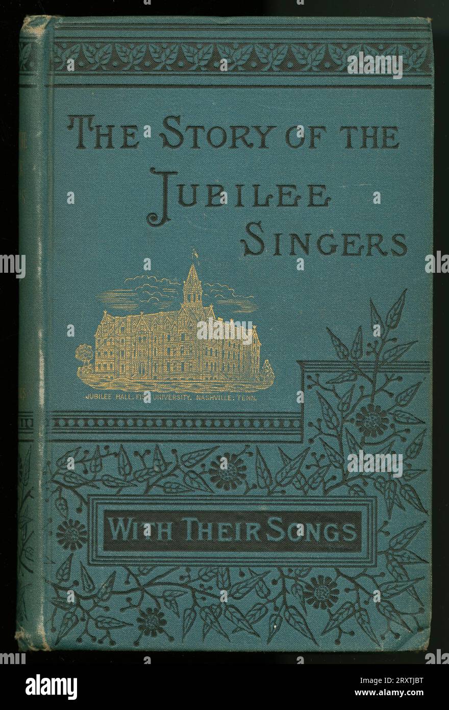 Ein Hardcover-Buch mit dem Titel „The Story of the Jubilee Singers: With their Songs“, geschrieben von J. B. T. Marsh. Das Cover ist blau mit schwarzem Text. Auf der unteren Hälfte des Covers befindet sich ein schwarzes Blumenmuster. Eine goldene Darstellung der Jubilee Hall an der Fisk University steht im Mittelpunkt. Stockfoto