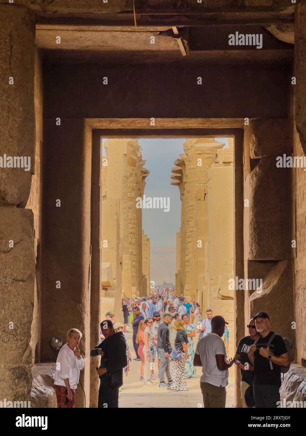Die große Hypostilhalle, Karnak Tempelkomplex, eine riesige Mischung aus Tempeln, Pylonen und Kapellen, UNESCO-Weltkulturerbe, in der Nähe von Luxor, Theben Stockfoto