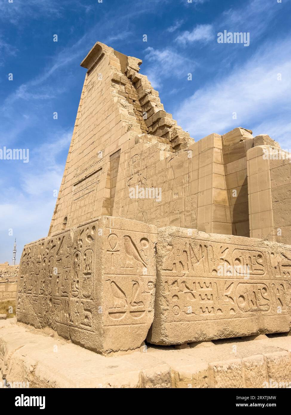 Der Tempelkomplex von Karnak umfasst eine riesige Mischung aus Tempeln, Pylonen, Kapellen und anderen Gebäuden, die zum UNESCO-Weltkulturerbe gehören, in der Nähe von Luxor, Theben Stockfoto