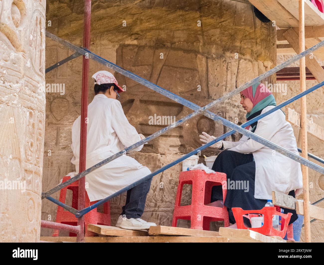 Arbeiter im Karnak Temple Complex, einer riesigen Mischung aus Tempeln, Pylonen, Kapellen und anderen Gebäuden, Luxor, Ägypten, Nordafrika, Afrika Stockfoto