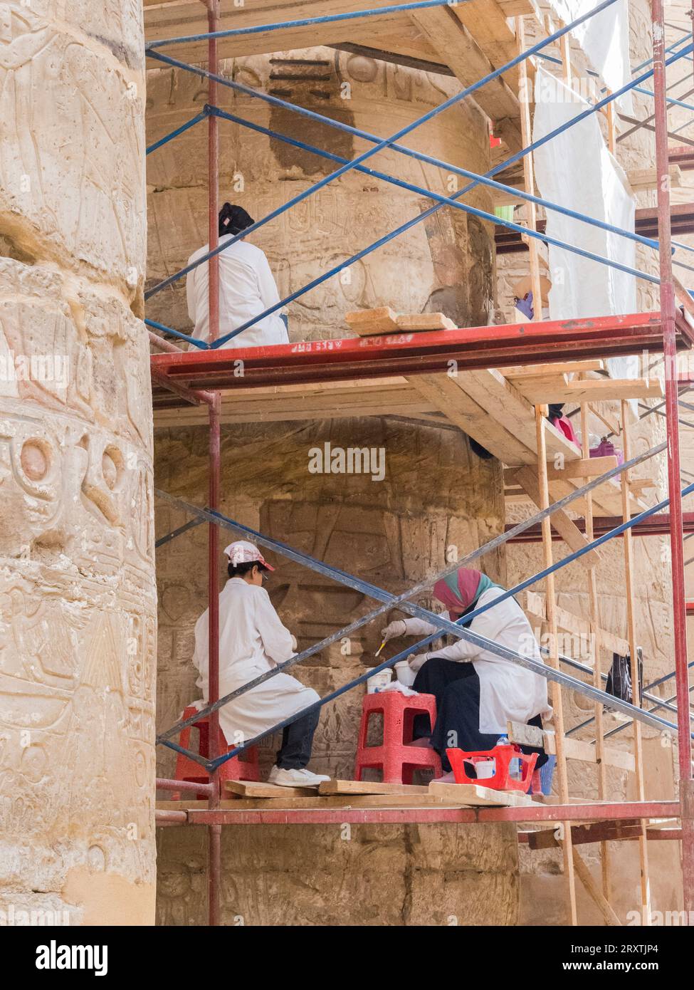 Arbeiter im Karnak Temple Complex, einer riesigen Mischung aus Tempeln, Pylonen, Kapellen und anderen Gebäuden, Luxor, Theben, Ägypten, Nordafrika, Afrika Stockfoto