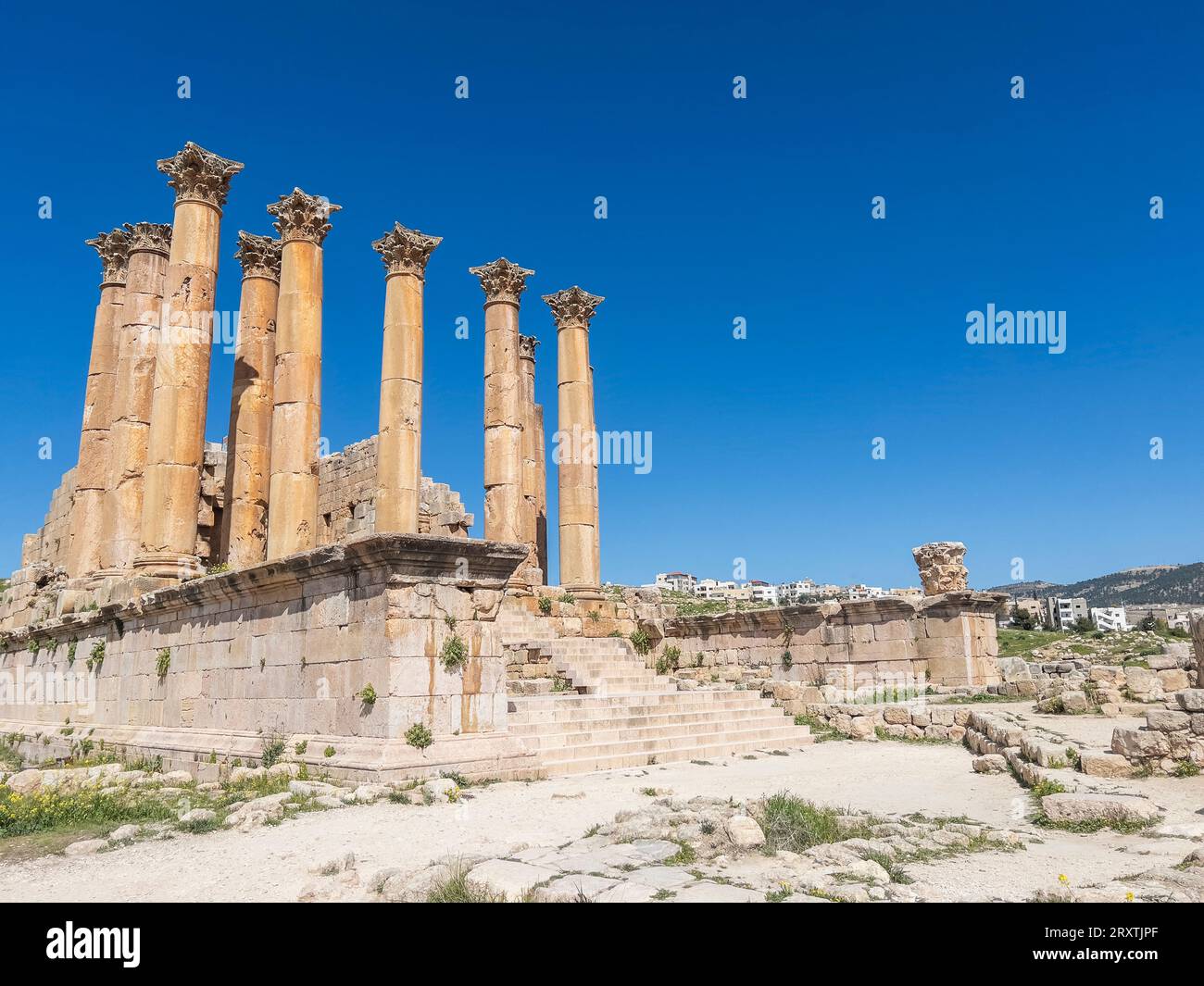 Säulen bilden ein Gebäude in der antiken Stadt Jerash, das vermutlich 331 v. Chr. von Alexander dem Großen, Jerash, Jordanien, dem Nahen Osten gegründet wurde Stockfoto