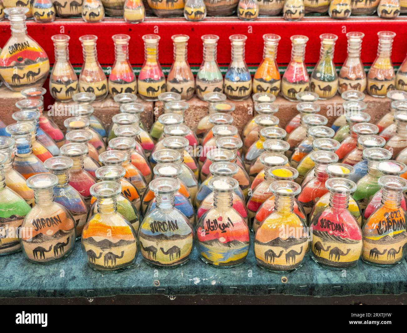 Bunte Souvenirflaschen mit Sand zum Verkauf in der Stadt Jerash, Jordanien, Naher Osten Stockfoto
