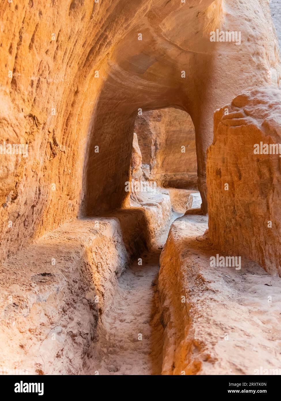 Der Siq, Eintritt zum archäologischen Park Petra, UNESCO-Weltkulturerbe, eines der Neuen Sieben Weltwunder, Petra, Jordanien, Naher Osten Stockfoto