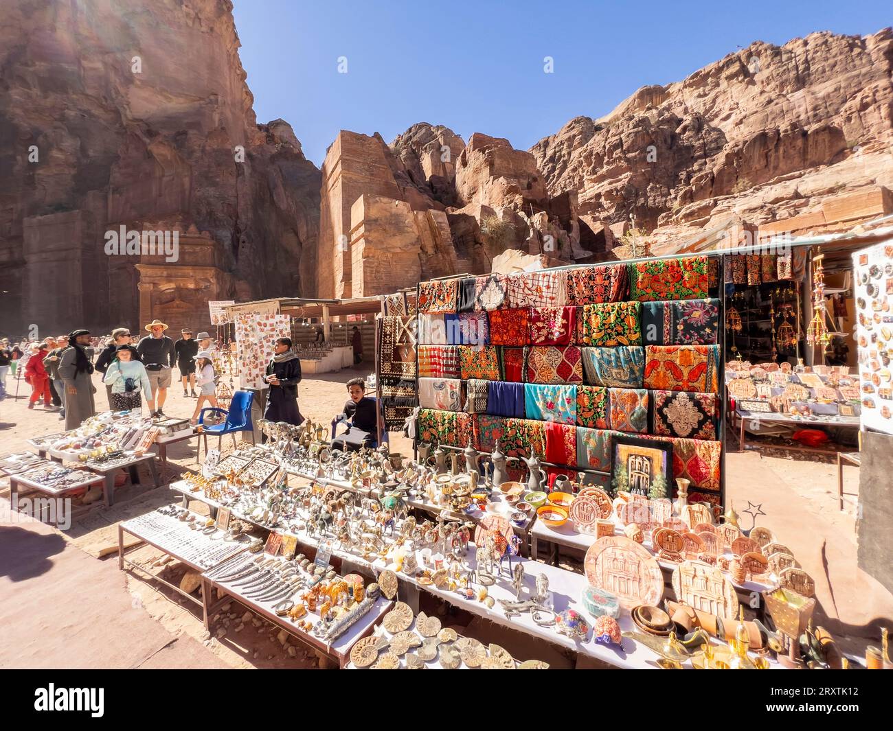 Souvenirstände in der Straße der Fassaden, Petra Archaeological Park, UNESCO, eines der neuen sieben Weltwunder, Petra, Jordanien Stockfoto