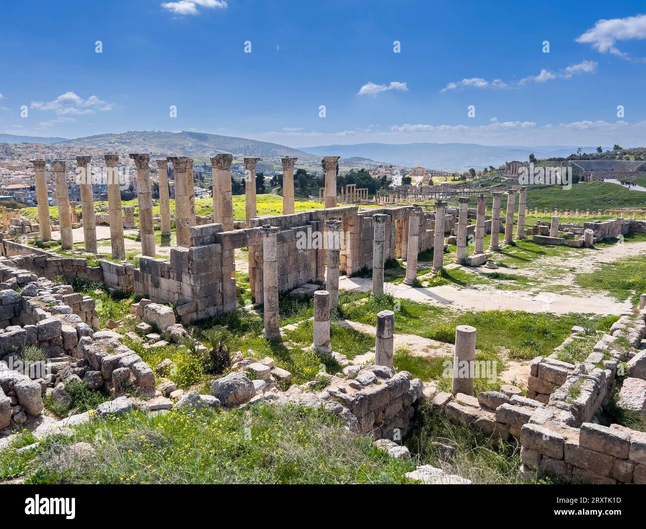 Säulen bilden ein Gebäude in der antiken Stadt Jerash, das vermutlich 331 v. Chr. von Alexander dem Großen, Jerash, Jordanien, dem Nahen Osten gegründet wurde Stockfoto