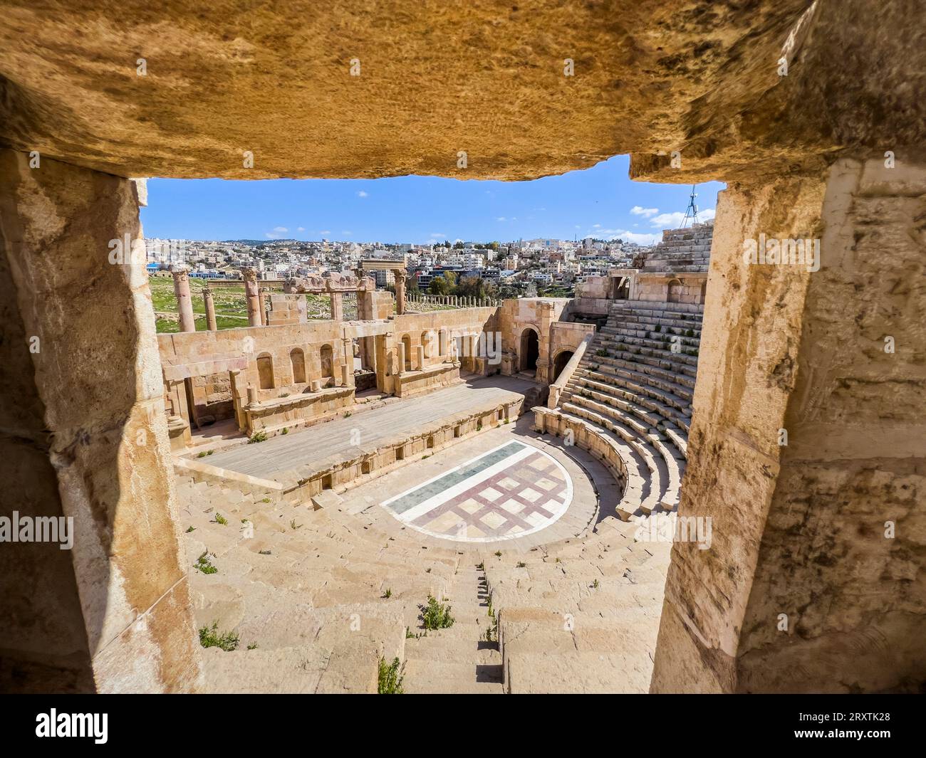 Das große North Theater in der antiken Stadt Jerash, vermutlich 331 v. Chr. von Alexander dem Großen gegründet, Jerash, Jordanien, Naher Osten Stockfoto
