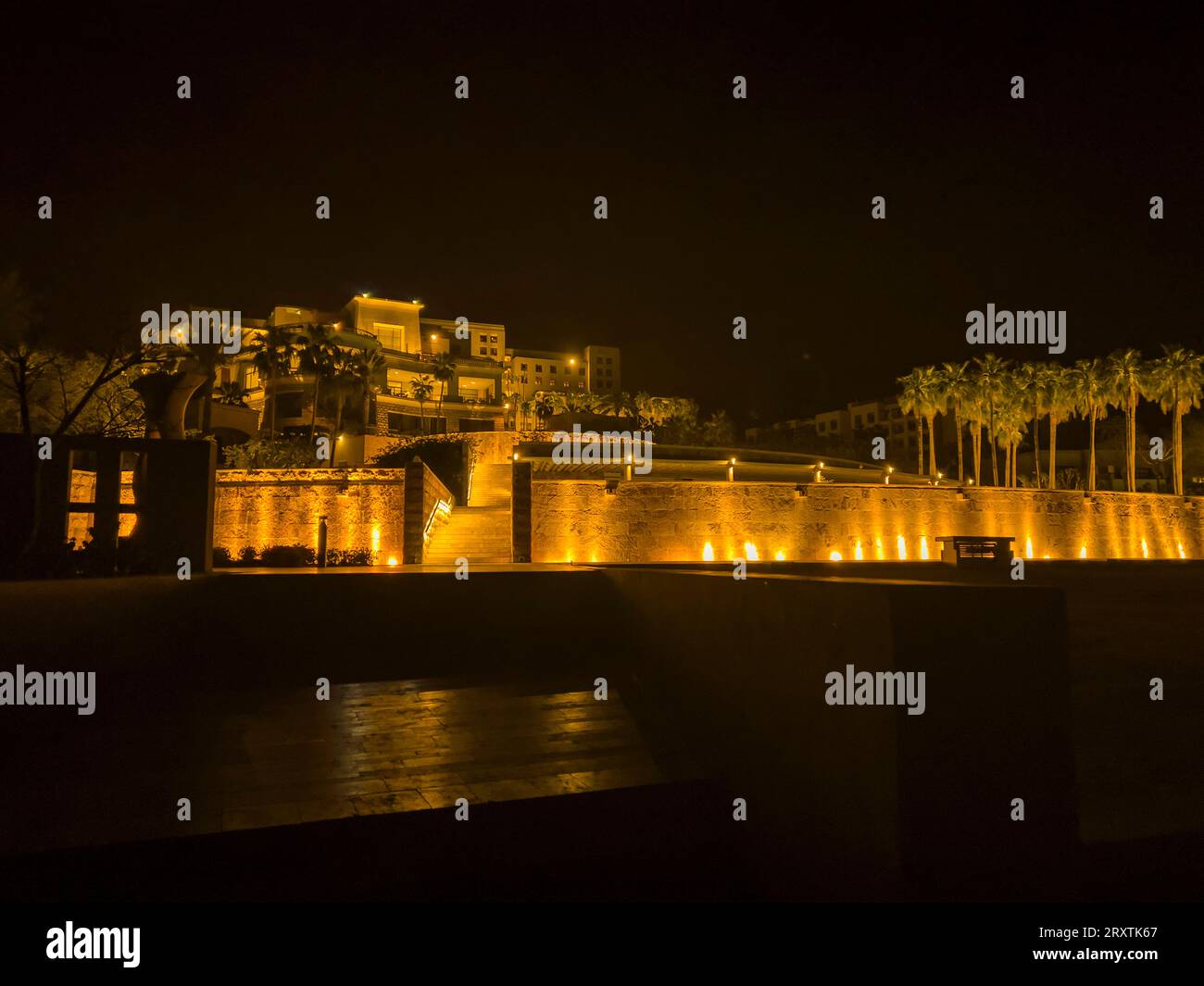 Übernachtung im Kempinski Hotel Ishtar, einem fünf-Sterne-Luxusresort am Toten Meer, inspiriert von den hängenden Gärten von Babylon, Jordanien, Nahost Stockfoto