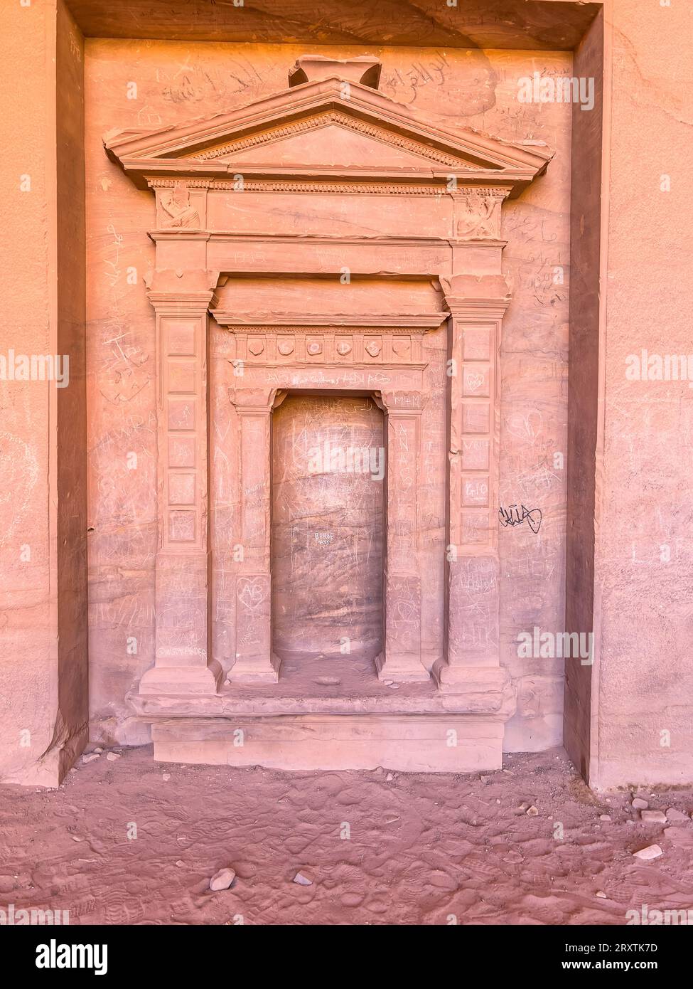 Geschnitzte Tür, archäologischer Park Petra, UNESCO-Weltkulturerbe, eines der Neuen Sieben Weltwunder, Petra, Jordanien, Naher Osten Stockfoto
