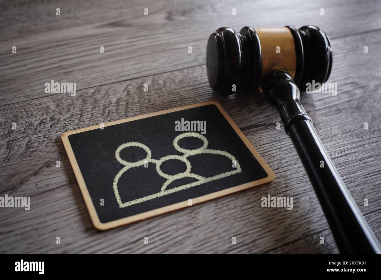 Nahaufnahme beurteilt Hammer und Schwarze Tafel mit Familiensymbol. Vormundschaft, Familienrechtskonzept. Stockfoto
