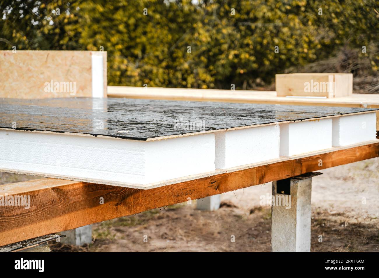 Gebäudekonstruktion eines Holzrahmenhauses aus strukturisolierten SIP-Platten. OSB-orientierte Strangplatte, EPS-geschäumtes Polystyrol. Energieeffizient Stockfoto