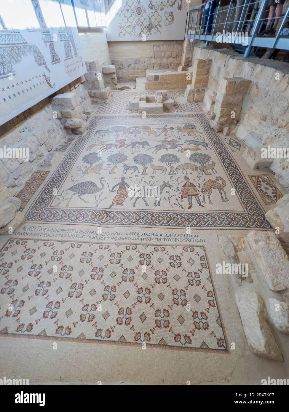 Mosaikboden im Diakonikonen-Baptisterium aus byzantinischer Zeit, der auf dem Gipfel des Mount Nebo, Jordanien, im Nahen Osten steht Stockfoto