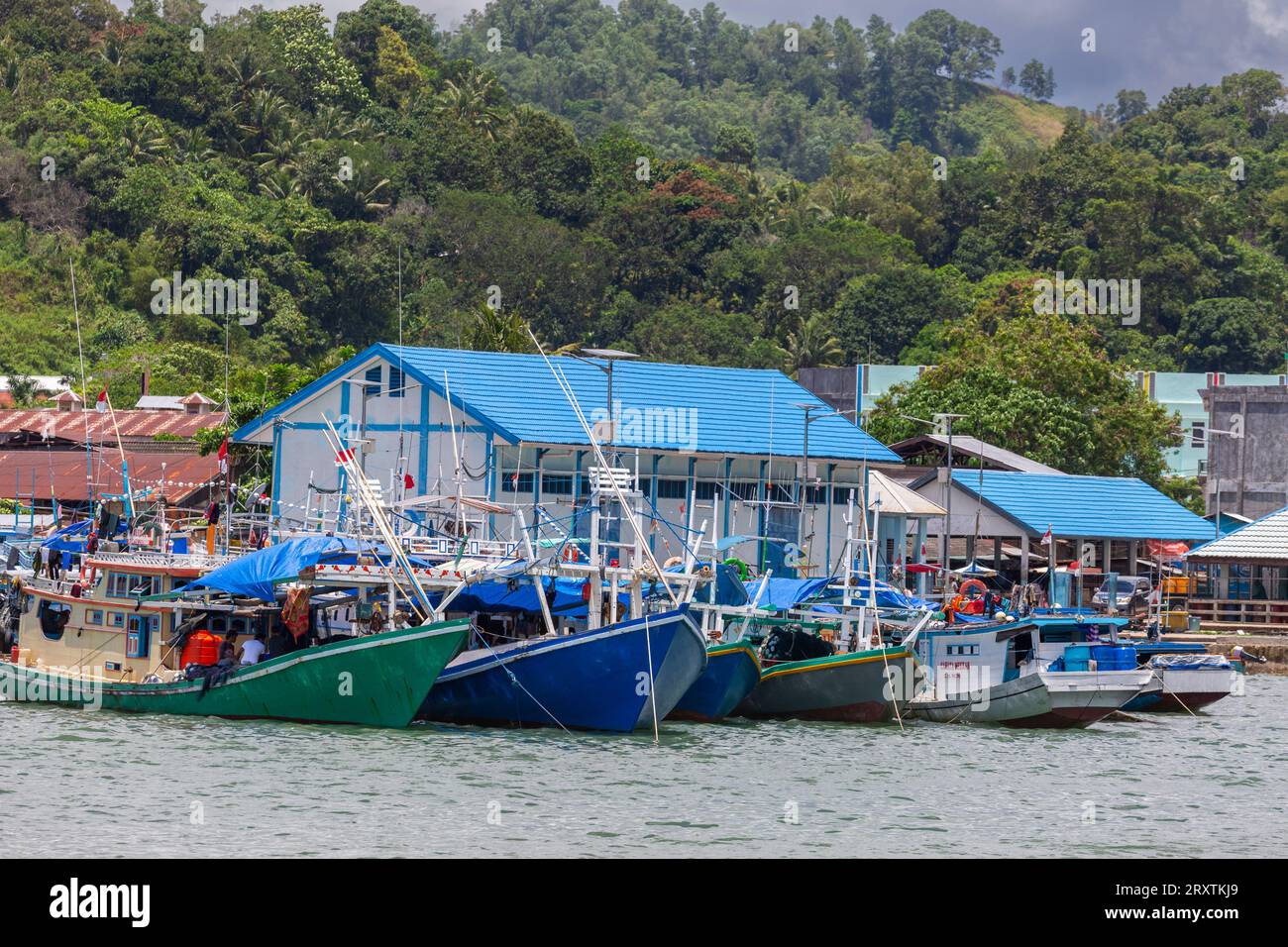 Boote und der Hafen in der Stadt Sorong, der größten Stadt und Hauptstadt der indonesischen Provinz Südwest-Papua, Indonesien, Südostasien Stockfoto