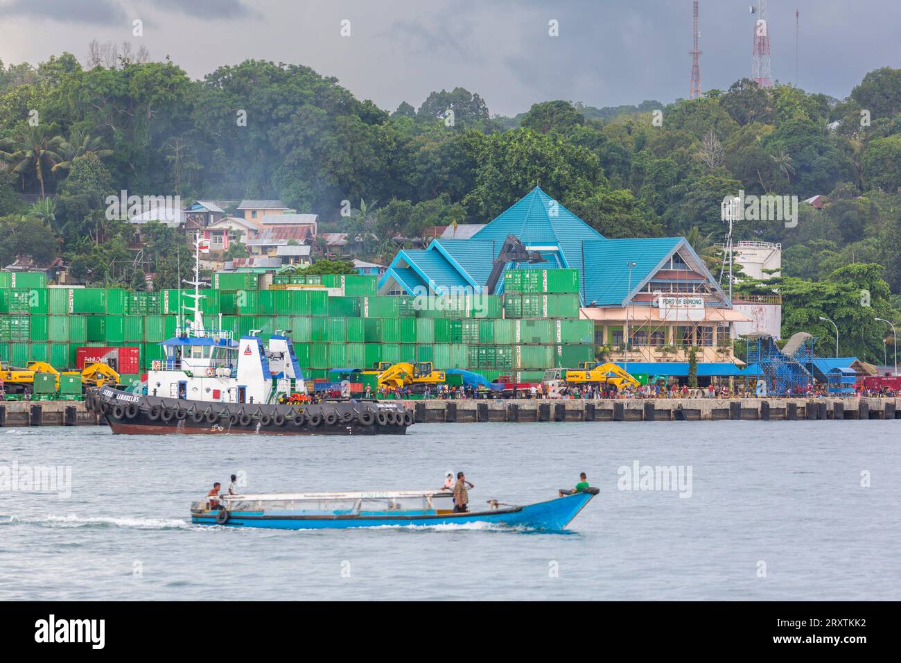Boot und Container im Hafen von Sorong, der größten Stadt und Hauptstadt der indonesischen Provinz Südwest-Papua Stockfoto