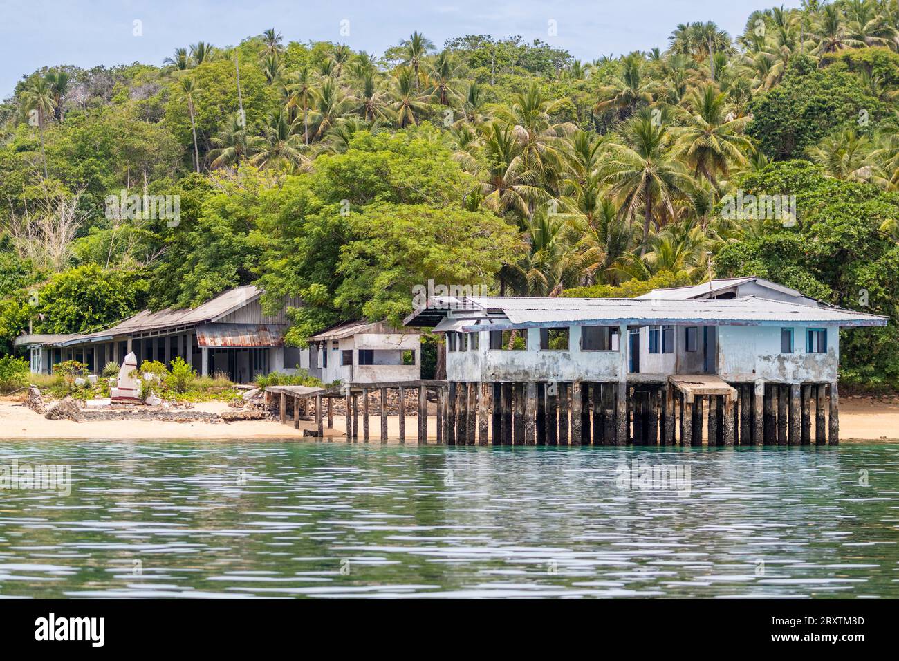 Blick auf ein lokales Gebäude auf Bangka Island, vor der nordöstlichen Spitze von Sulawesi, Indonesien, Südostasien, Asien Stockfoto