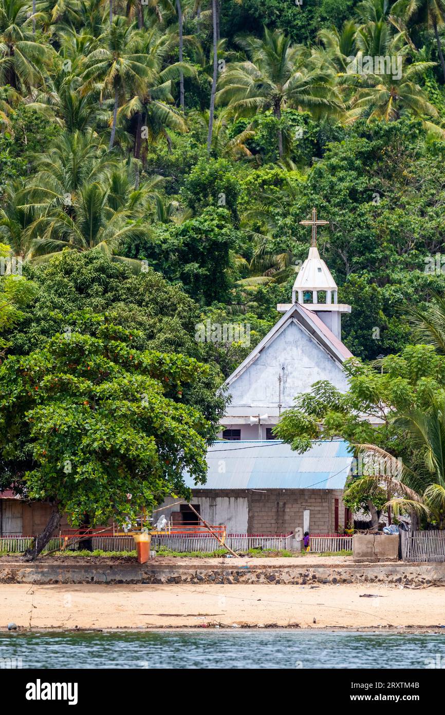 Blick auf eine lokale Kirche auf Bangka Island, vor der nordöstlichen Spitze von Sulawesi, Indonesien, Südostasien, Asien Stockfoto