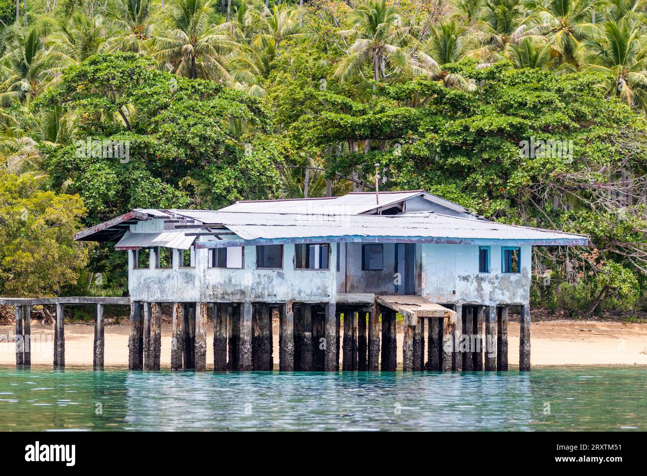 Blick auf ein lokales Gebäude auf Bangka Island, vor der nordöstlichen Spitze von Sulawesi, Indonesien, Südostasien, Asien Stockfoto