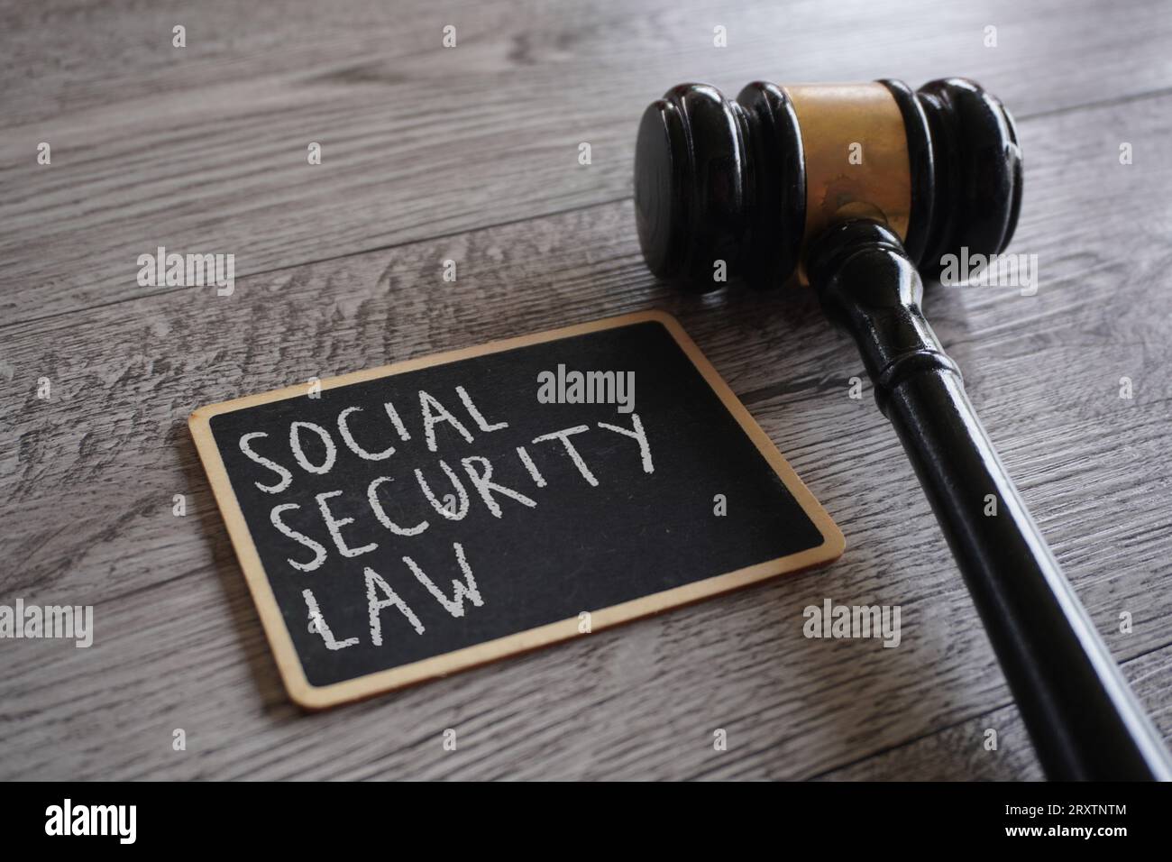 Nahaufnahme Richter Hammer und Tafel mit Text SOZIALVERSICHERUNGSGESETZ. Stockfoto