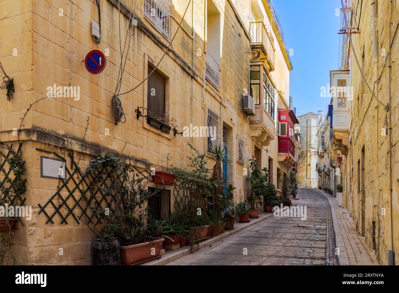 Traditionelle maltesische Kalksteingebäude mit farbigen Balkonen in den lebhaften Gassen der Altstadt Birgu (Citta Vittoriosa), Malta, Mittelmeer Stockfoto