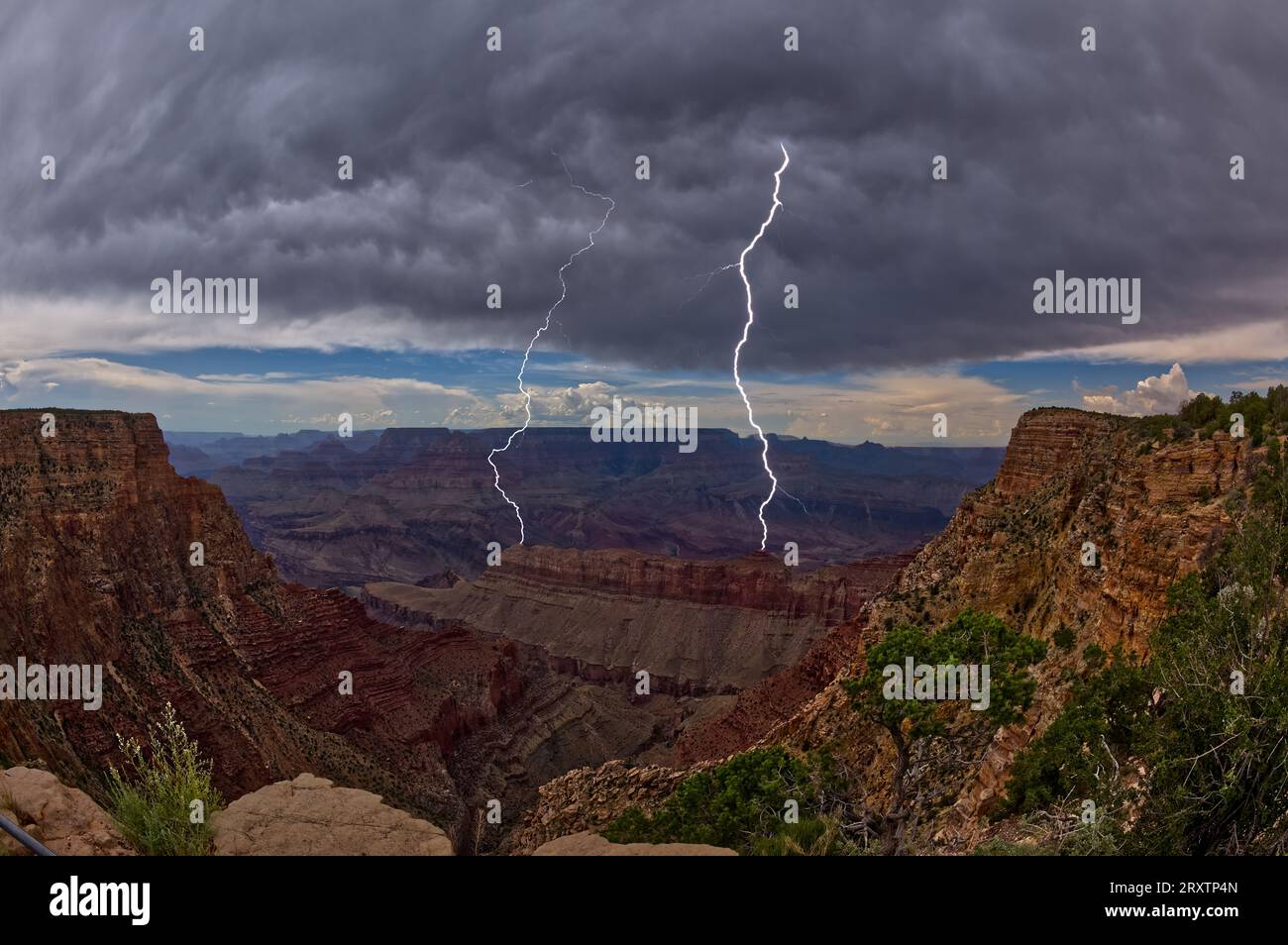 Während der Arizona Monsoon Saison 2023 blitzte ein Blitz im Grand Canyon, vom No Name Overlook aus gesehen, Grand Canyon National Park Stockfoto