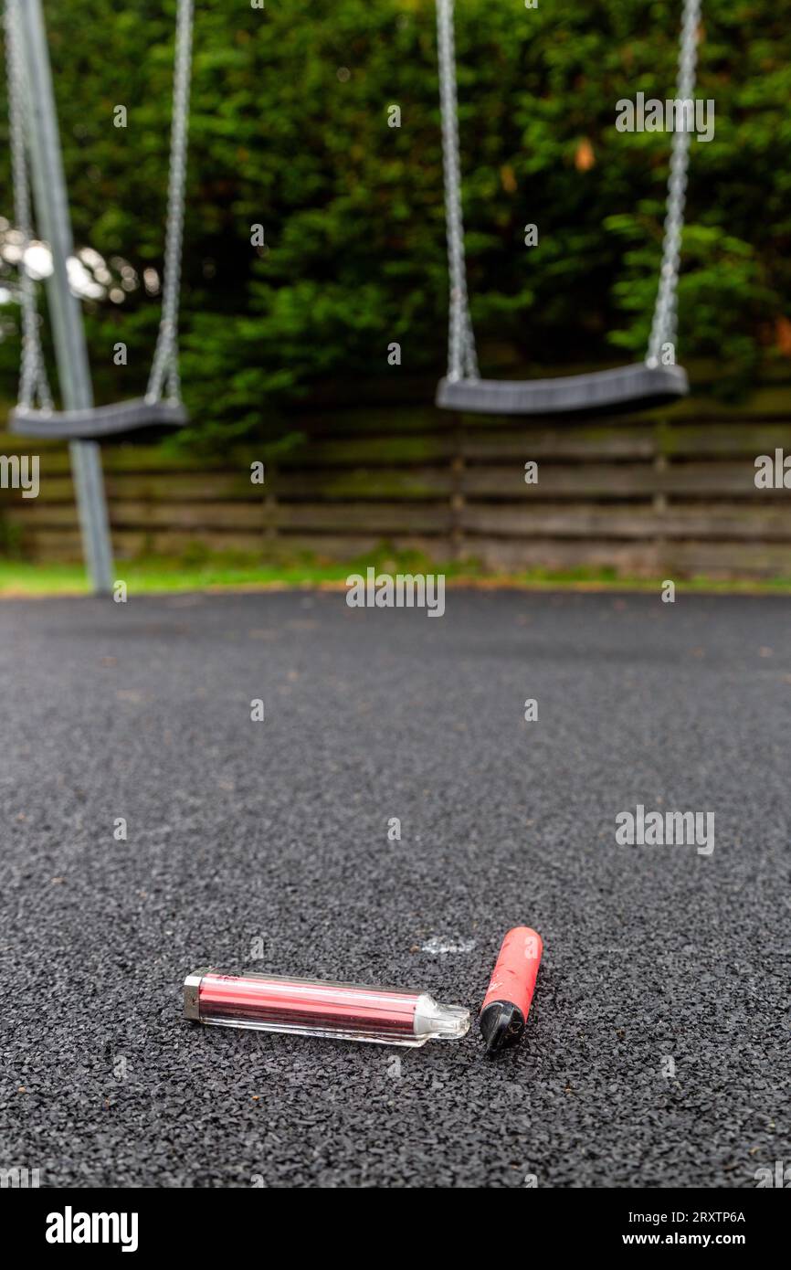 Gebrauchter Einweg-Vape, der in einem Spielpark in Schottland entsorgt wurde Stockfoto