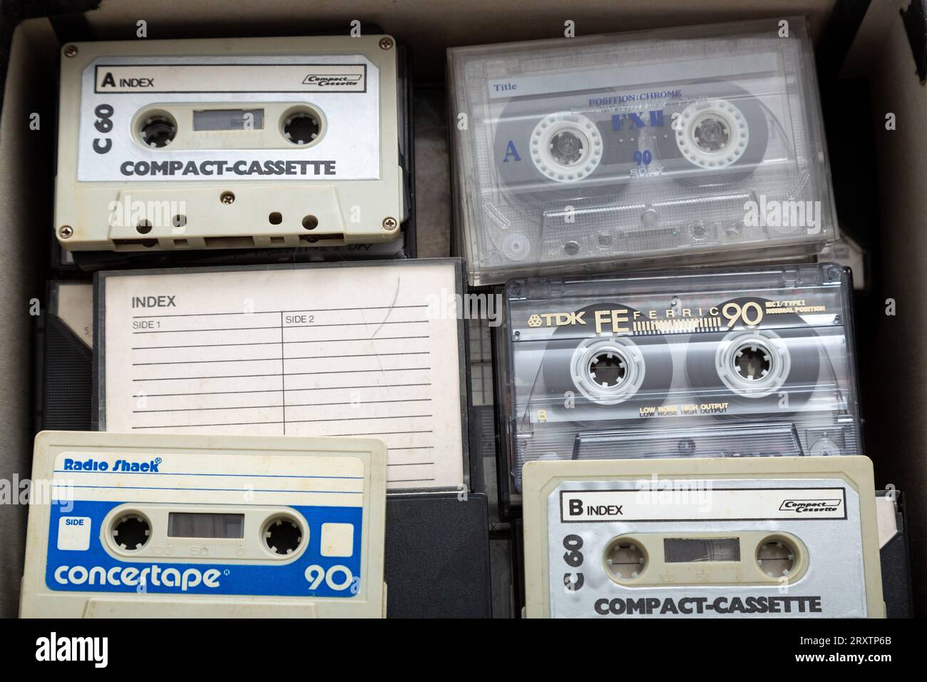 Eine Box voller Audiokassetten von oben Stockfoto
