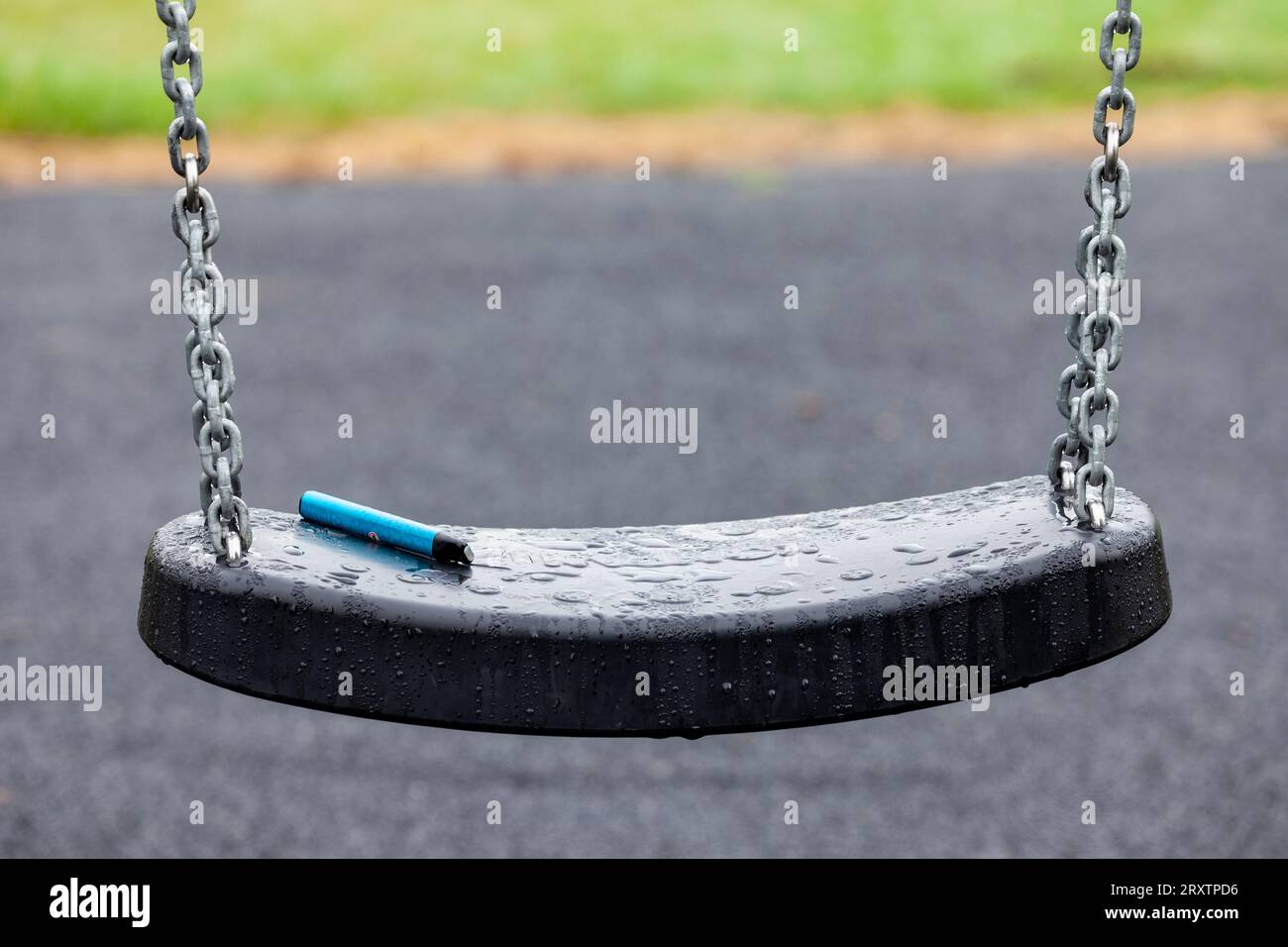 Gebrauchter Einweg-Vape, der in einem Spielpark in Schottland entsorgt wurde Stockfoto