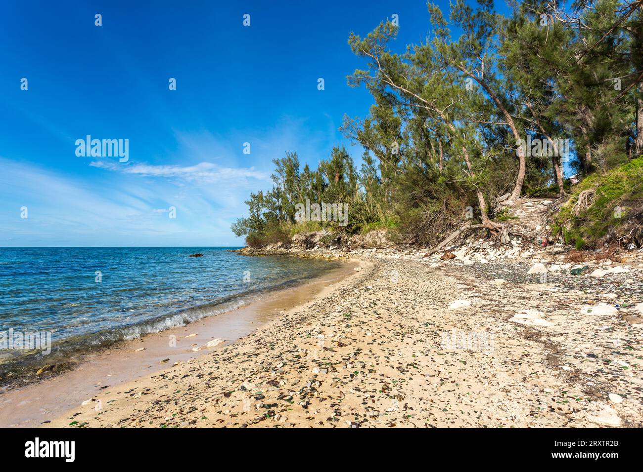 Glass Beach, Ort der großen Mengen von Meeresglas, von Schiffswracks und Flaschen, die von der Royal Navy Dockyard ins Meer geworfen wurden Stockfoto