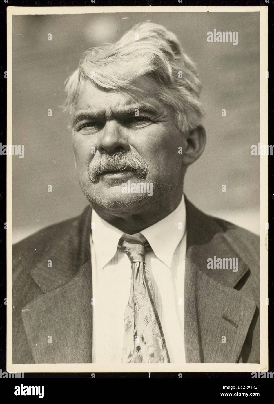 Lewis W. Hine. Ein gelatinesilberner Druck eines Mannes mit weißem Haar auf der rechten Seite, einem Schnurrbart, der einen Anzug und eine Krawatte trägt. Stockfoto