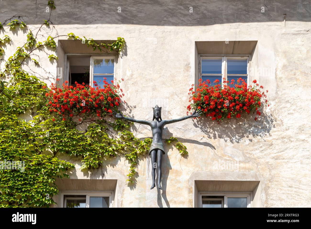 Skulptur eines Mannes mit ausgestreckten Armen, Brixen, Sudtirol (Südtirol) (Provinz Bozen), Italien, Europa Stockfoto
