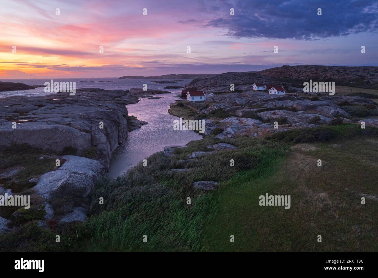 Abenddämmerung auf der Insel Ramsvik mit isolierten Häusern auf Granitfelsen mit Blick auf das Meer, Bohuslan, Vastra Gotaland, Westschweden, Schweden, Skandinavien Stockfoto