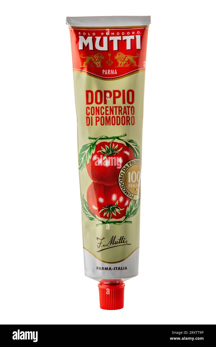 Tube Mutti Tomatenpaste isoliert auf weiß mit Schnittpfad inbegriffen, Mutti ist eine historische Konservenfabrik in Parma, Italien Stockfoto