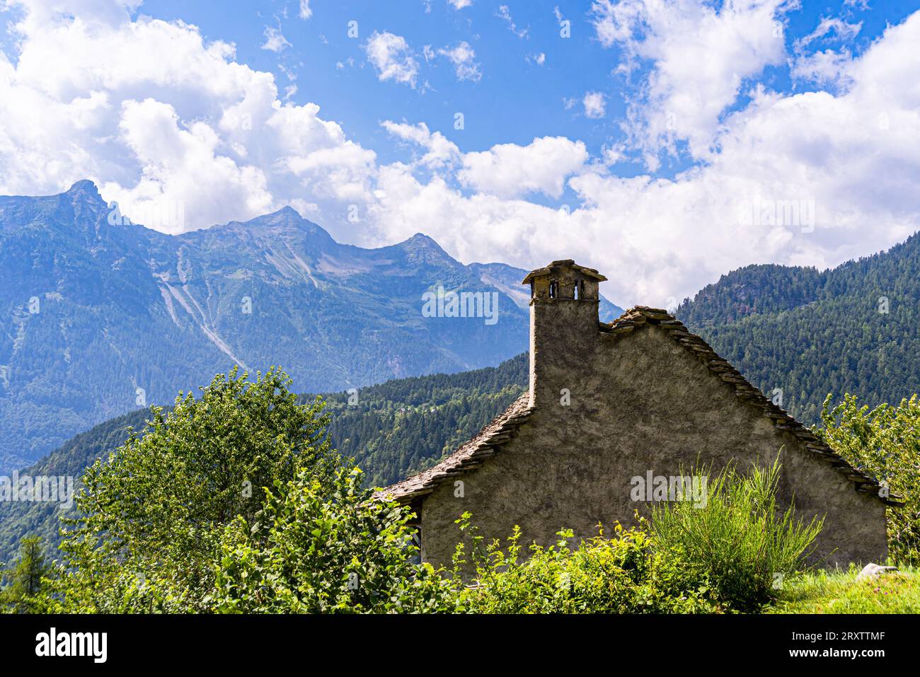 Ein traditionelles Haus im ländlichen Stil gebaut aus Felsen vom Berg in einem wunderschönen Alpental im Sommer, Piemont (Piemont) Stockfoto