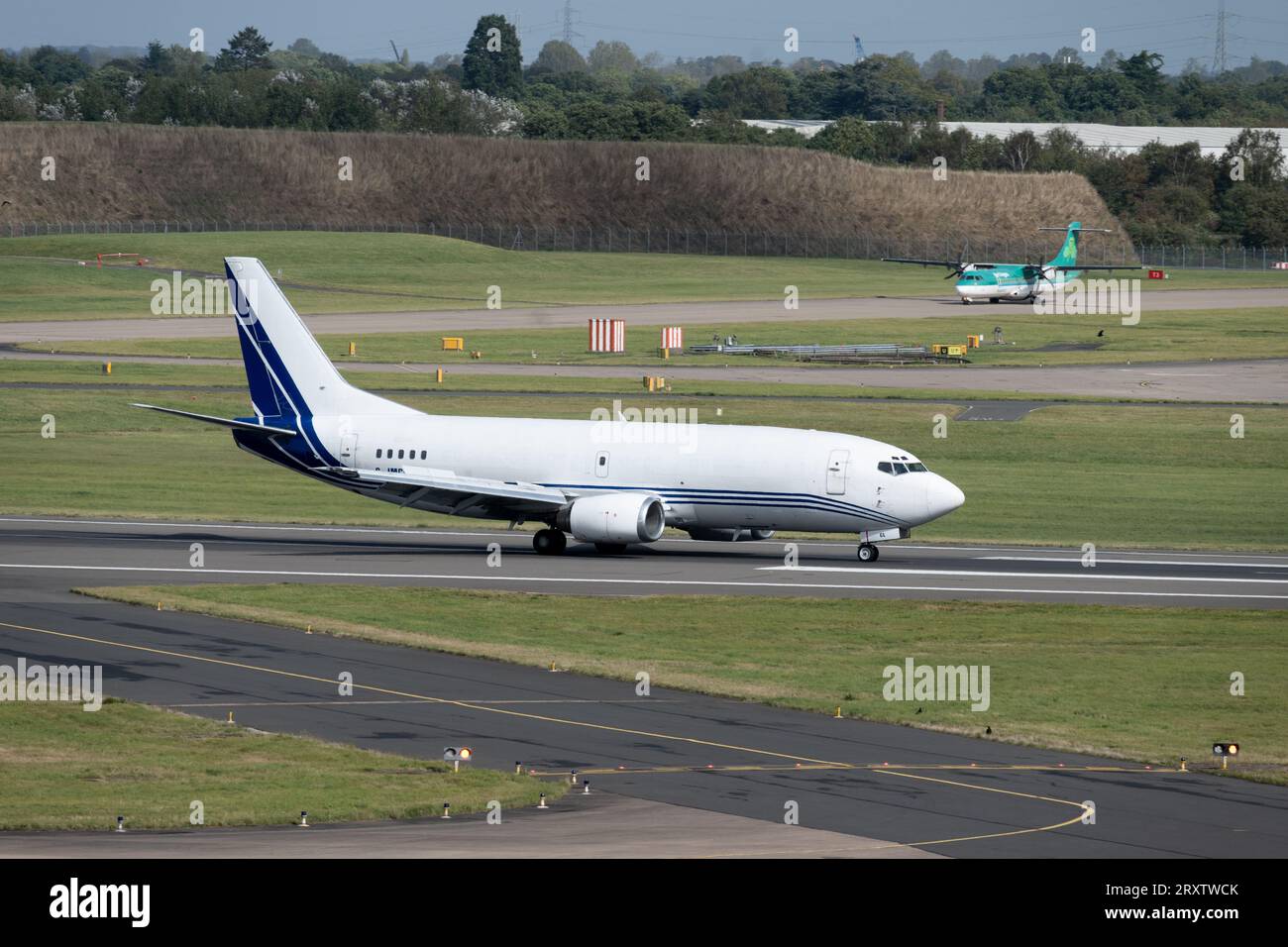 West Atlantic Boeing 737-322(SF) Landung am Flughafen Birmingham, UK (G-JMCL) Stockfoto