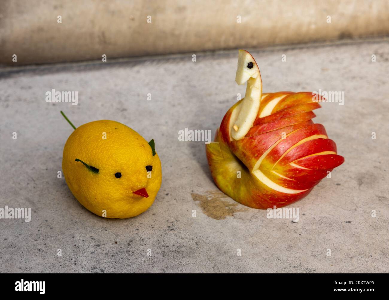 Tierförmige Dekorationen aus Früchten Stockfoto